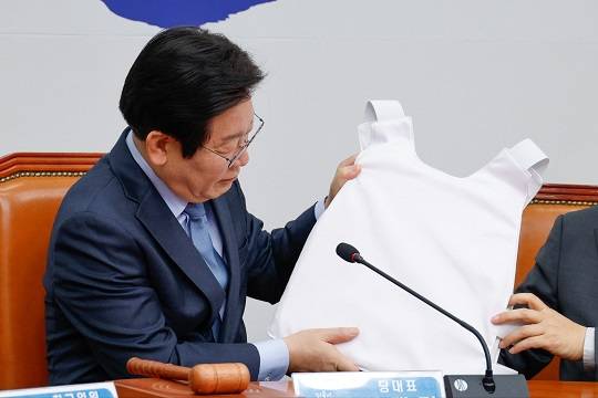 이재명 대표가 방탄복을 살펴보고 있다. (출처 = 뉴스1)