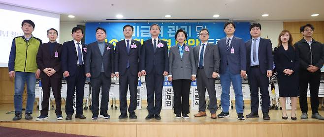 14일 서울 여의도 국회 의원회관에서 열린 ‘비급여 관리 및 실손보험 개혁 방안 토론회’에서 참석자들이 기념촬영을 하고 있다.(사진=연합뉴스)