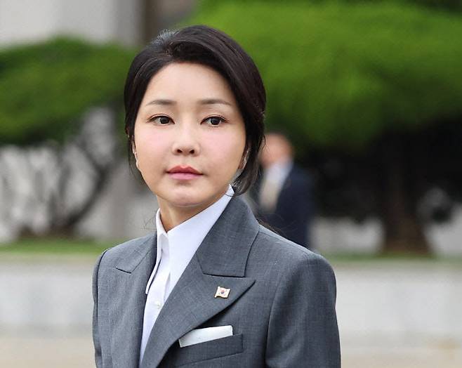 윤석열 대통령의 필리핀·싱가포르 국빈방문 및 한-아세안회의 참석 등 순방에 동행하는 부인 김건희 여사가 6일 성남 서울공항에서 공군 1호기에 탑승하기 위해 이동하고 있다. (사진=뉴시스)