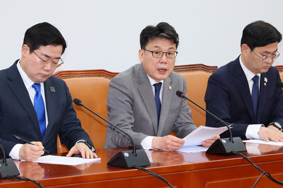 진성준 더불어민주당 정책위의장(가운데). 〈사진=연합뉴스〉