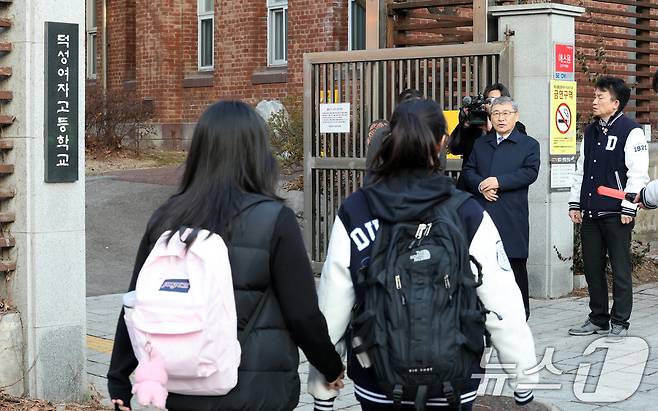 정근식 서울시교육감이 14일 헌법재판소의 윤석열 대통령 탄핵심판 선고 관련 통학로 안전점검을 위해 서울 종로구 덕성여자고등학교를 방문해 등교하는 학생들과 인사를 나누고 있다. 2025.3.14/뉴스1 ⓒ News1 박세연 기자