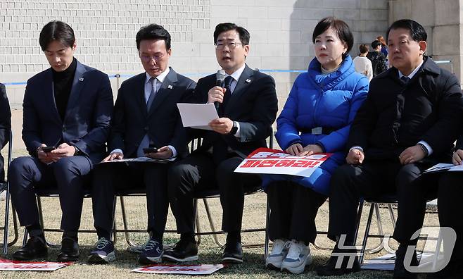 박찬대 더불어민주당 원내대표가 14일 서울 광화문 앞에서 열린 현장 최고위원회의에서 모두발언을 하고 있다. ⓒ News1 박세연 기자