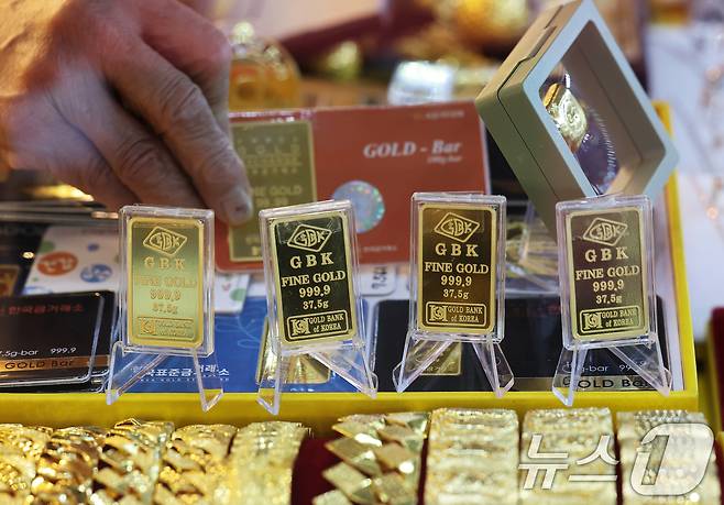 서울 종로구의 한 귀금속 매장에서 직원이 제품을 정리하고 있다. 2025.2.21/뉴스1 ⓒ News1 오대일 기자