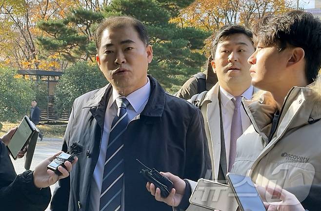 '윤석열 대통령 부부 공천 개입 의혹' 핵심 인물인 명태균 씨 측 변호인 남상권 변호사가 지난해 11월25일 오전 명 씨의 검찰 소환 조사 입회에 앞서 취재진의 질문에 답하고 있다. 2024.11.25/뉴스1 ⓒ News1 강정태 기자