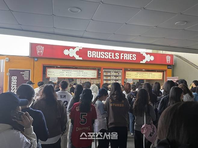 올시즌 잠실구장에 새로 입점한 매장 앞에 많은 야구팬들이 몰렸다. 잠실 | 박연준 기자 duswns0628@sportsseoul.com