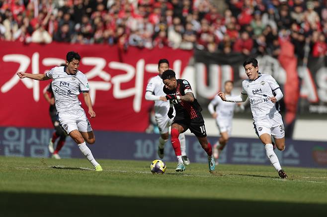 서울월드컵경기장/ K리그1/ FC서울 vs 김천상무프로축구단/ 서울 린가드/ 사진 곽동혁