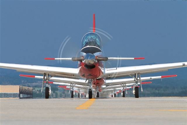 한국항공우주산업(KAI)은 13일 인도네시아 정부와 약 930억원(6400만달러) 규모의 KT-1B 기본훈련기 기체 수명연장 사업 계약을 체결했다고 밝혔다. KT-1B 도열. /KAI