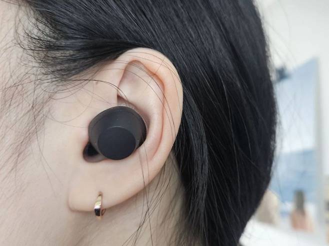 LG 엑스붐 버즈를 착용해 본 모습, 사진 박준이 기자