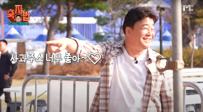 백종원 더본코리아 대표가 고기를 굽는 과정에서 농약 분무기를 사용해 소스를 뿌리면 좋겠다는 아이디어를 낸 사실이 뒤늦게 알려지며 논란이 되고 있다. 유튜브 채널 '백종원'