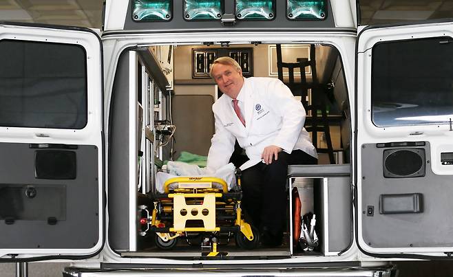 인요한 국민의힘 의원이 연세대 세브란스병원에 재직하던 2014년 12월 구급차 내부에서 밖을 바라보고 있다. 그가 발의해 13일 국회를 통과한 ‘구급차법’은 내부의 운전석과 환자 침대 사이 공간을 확보해 심폐소생술 등이 가능토록 했다./이태경 기자