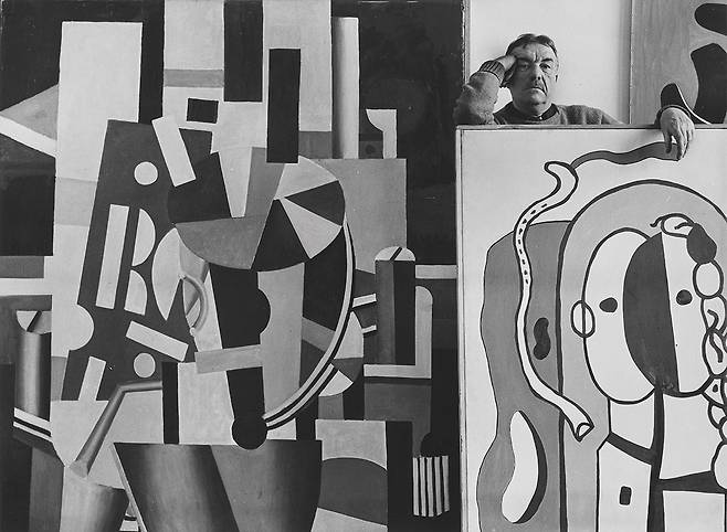 아놀드 뉴먼은 1941년 추상화가 페르낭 레제를 그의 작업실에서 두 개의 거대한 그림 사이에 놓고 촬영했다.