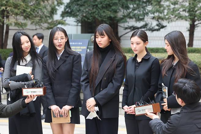 지난 7일 뉴진스(왼쪽부터 하니, 민지, 혜인, 해린, 다니엘)가 서울 서초구 서울중앙지방법원에서 어도어가 신청한 가처분 구술 변론을 마친 뒤 취재진과 만나고 있다. /뉴스1