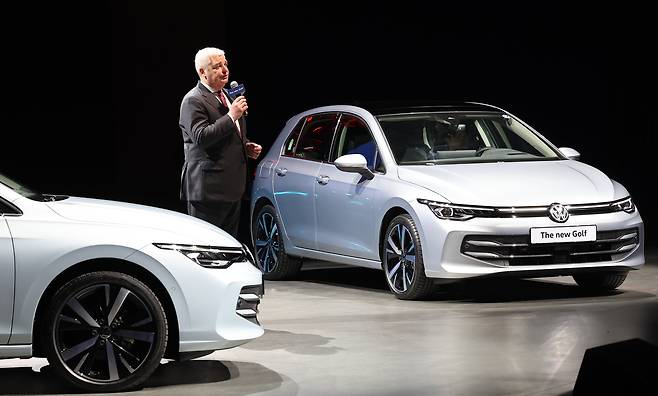 틸 셰어 폭스바겐그룹코리아 대표가 14일 인천 중구 인스파이어 리조트에서 열린 폭스바겐 8세대 신형 골프 미디어 런칭 행사에서 '신형 골프'를 소개하고 있다. /연합뉴스
