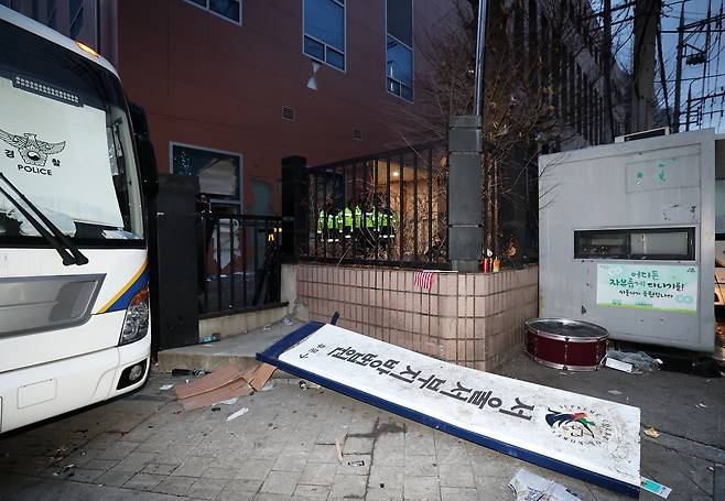 윤석열 대통령이 구속된 19일 오전 격분한 윤 대통령 지지자들의 난입 사태가 발생한 서울 마포구 서울서부지방법원 후문에 서부지법 현판이 파손된 채 놓여 있다. /뉴스1