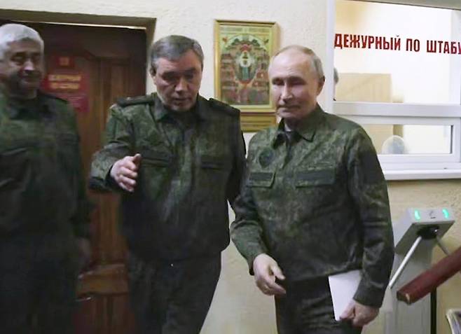 12일(현지 시간) 블라디미르 푸틴 러시아 대통령(오른쪽)이 군복을 입은 채 러시아 남서부 격전지 쿠르스크 사령부를 전격 방문해 내부를 둘러보고 있다. 이날 푸틴 대통령은 “최대한 빨리 완전한 영토 해방을 단행하라”고 지시했다. 쿠르스크=AP 뉴시스