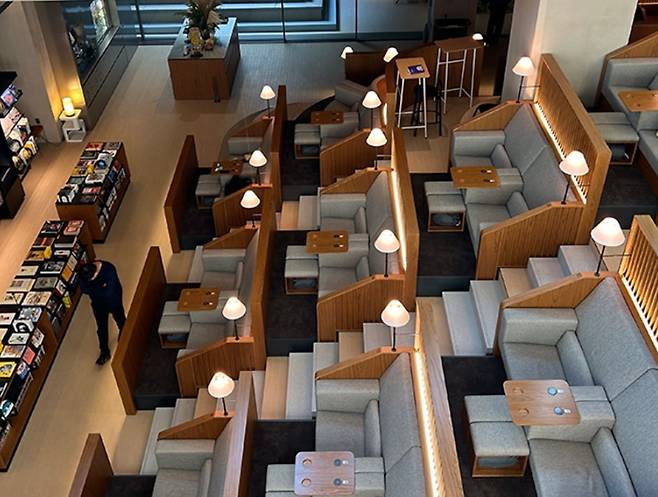 지난해 11월 서울 송파구 대신위례센터에 가오픈한 ‘그래픽 바이 대신’. 2000여 권의 만화책, 그래픽 노블, 아트북을 갖췄다. 그래픽 바이 대신 제공