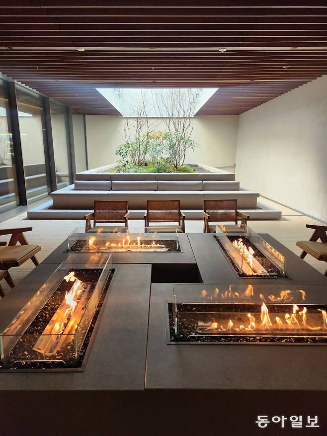 야외 선큰의 모닥불 좌석. 메인홀 오른쪽 좌석에서도 차창 너머로 ‘불멍’을 즐길 수 있다. 이설 기자 snow@donga.com