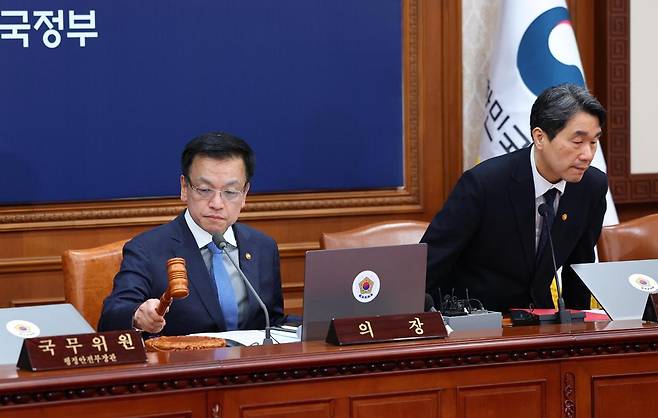 최상목 대통령 권한대행 부총리 겸 기획재정부 장관이 14일 정부서울청사에서 열린 임시 국무회의에서 의사봉을 두드리고 있다. 2025.03.14. [서울=뉴시스]