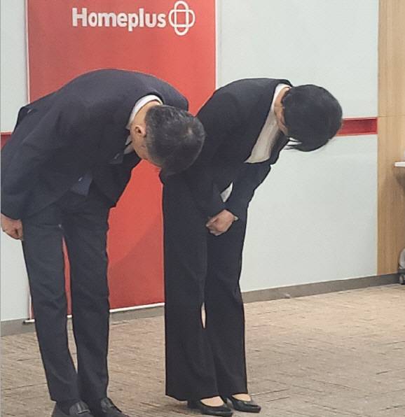 14일 서울 강서구 홈플러스 본사에서 열린 기자간담회에서 조주연 홈플러스 사장(오른쪽)과 김광일 MBK파트너스 부회장 겸 홈플러스 공동대표가 머리를 숙여 사과하고 있다. 사진= 김수연기자newsnews@dt.co.kr