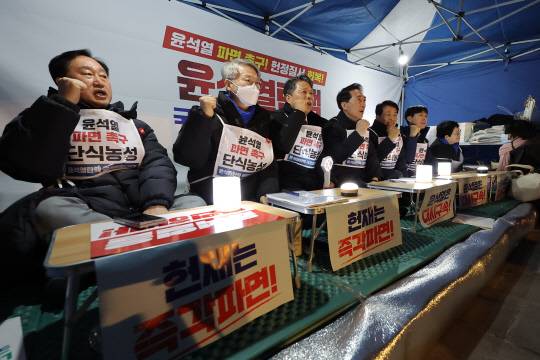 윤석열탄핵국회의원연대 소속 의원들이 11일 윤석열 대통령 파면을 촉구하며 서울 종로구 경복궁 서십자각 인근 농성장에서 단식 농성을 하고 있다. 연합뉴스