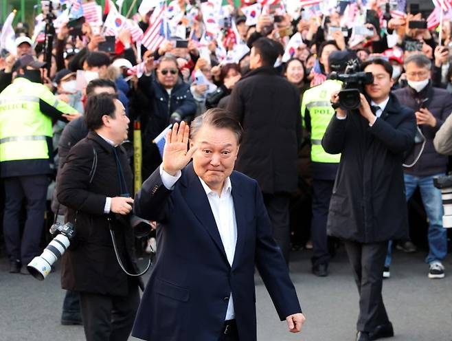 석방된 윤석열 대통령이 지난 8일 오후 서울 용산구 한남동 관저 입구에서 지지자들에게 인사하고 있다. /사진=뉴시스화상