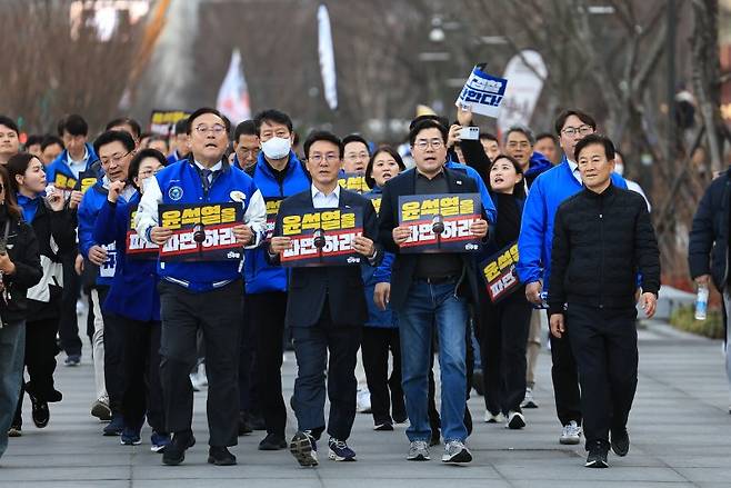 박찬대 더불어민주당 원내대표와 김민석 수석 최고위원을 비롯한 의원들이 13일 오후 서울 종로구 광화문광장에서 윤석열 대통령 파면 촉구 도보행진을 하고 있다. /사진=뉴스1화상