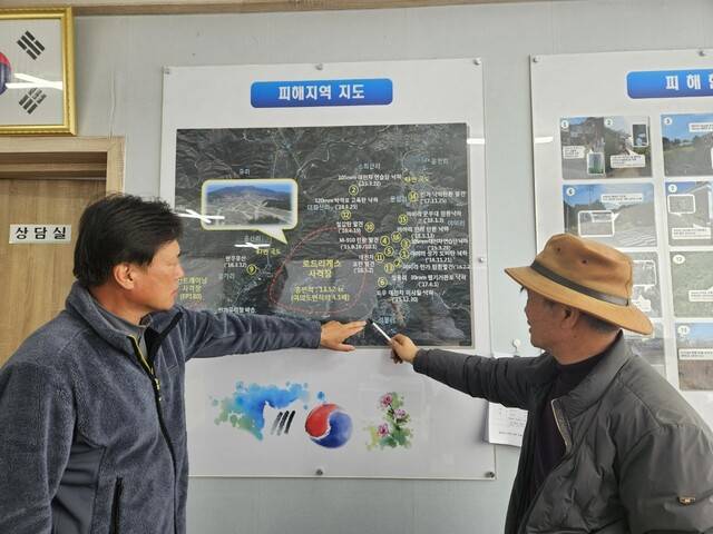 2025년 3월11일 경기 포천시 영중면 ‘포천시 사격장 등 군 관련 시설 범시민대책위원회’ 사무실에서 강태일 위원장(왼쪽)과 이길연씨가 지도를 짚어가며 피해 사례를 설명하고 있다. 류석우 기자