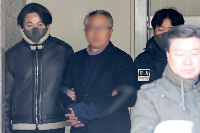 서울서부지법 난동 사태 당시 시위대 폭력을 선동한 혐의를 받는 사랑제일교회 특임전도사 윤모(왼쪽 두 번째)씨가 지난달 5일 오후 서울 마포구 서부지방법원에서 열리는 구속 전 피의자 심문(영장실질심사)에 출석하기 위해 마포경찰서를 출발하고 있다. 뉴스1