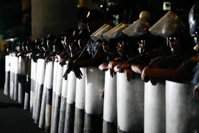 로드리고 두테르테 필리핀 전 대통령이 대량 살상 혐의로 경찰에 체포된 11일 그가 임시 구금 된 마닐라 빌라모스 공군기지에서 현지 경찰 수십 명이 경계를 서고 있다. 마닐라=AP 연합뉴스