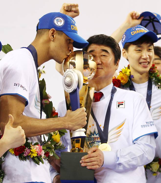 2014.04.03 천안=김민규 기자 mgkim@joongang.co.kr<프로배구 챔프4차전 현대캐피탈-삼성화재>3일 오후 천안 유관순체육관에서 열린 13-14프로배구 V리그 현대캐피탈과 삼성화재의 챔피언결정전 4차전에서 승리, 통산 7년연속우승을 차지한 삼성화재 레오와 신치용감독이 우승 트로피에 키스를 하고 있다.