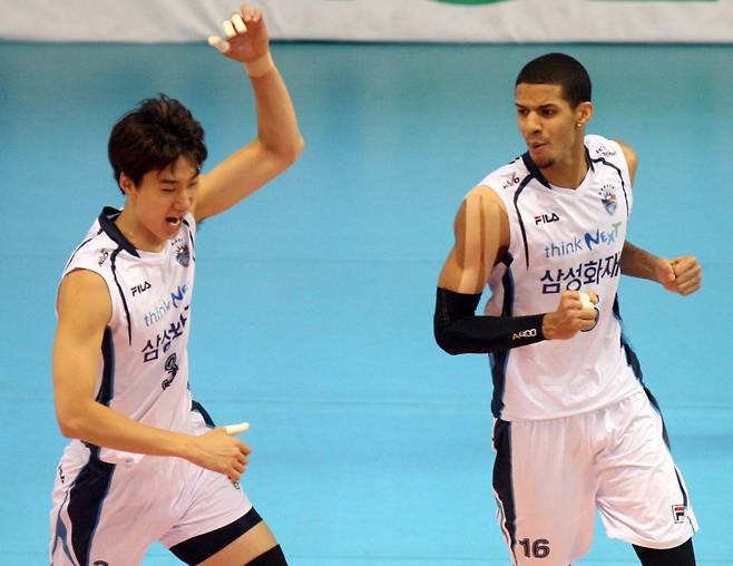 2012~13시즌 삼성화재에서 뛰던 박철우(왼쪽)와 레오. KOVO 제공