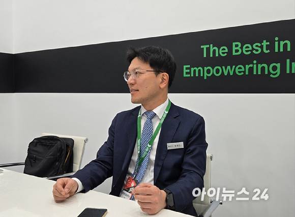 정영근 HD현대로보틱스 상무가 지난 12일 서울 코엑스에서 열린 '2025 스마트공장·자동화산업전' HD현대로보틱스 부스에서 인터뷰를 진행하고 있다. [사진=최란 기자]