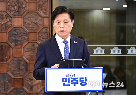 조승래 더불어민주당 수석대변인이 지난 1월 6일 오전 서울 여의도 국회에서 열린 의원총회에 앞서 브리핑을 하고 있다. [사진=곽영래 기자]