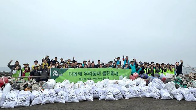 12일 실시한 '우리동네 클린올레' 환경 캠페인, 2025년 첫 연합 활동을 진행하고 있다. (제주올레 제공)