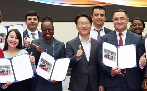 한국거래소는 2024년 9월 1일부터 오는 11일까지 KOICA(한국국제협력단) 개발원조 사업의 일환으로 아프리카·중앙아시아 5개국 대상 "포스트 코로나 자본시장 역량강화" 초청연수를 실시했다고 10일 밝혔다. 사진은 초청연수에 참가한 연수단과 이부연 한국거래소 경영지원본부장보(앞줄 왼쪽 여섯번째)가 수료식을 마치고 기념 촬영하는 모습. 연합뉴스