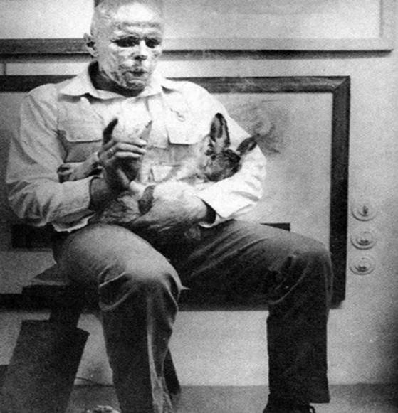 1965년 퍼포먼스 ‘죽은 토끼에게 어떻게 그림을 설명할 것인가’. [사진 국립현대미술관]