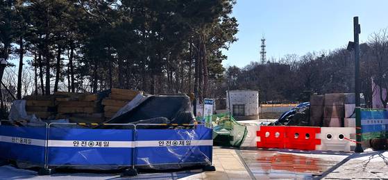 서울시가 남산 곤돌라 승강장을 설치하려고 했던 장소. 기존 건물을 철거한 이후 서울행정법원이 집행정지를 인용하면서 공사가 멈춰있다. 문희철 기자