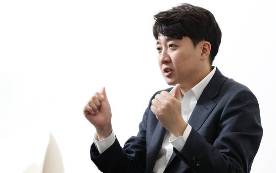 이준석 개혁신당 의원은 “8년 전 탄핵 때와 달리 지금은 누구나 ‘내란이 맞다’고 판단하는 상황”이라며 “과거 통합진보당은 압력밥솥 폭탄을 만들자고 얘기했다는 이유 등으로 내란음모 유죄(1심)에 정당 해산까지 됐는데, 이번엔 실제 군경을 동원했으니 그보다 덜하진 않을 것이다. 그런데도 국민의힘은 이를 방관하거나 옹호하려 하고 있다”고 비판했다. 임현동 기자