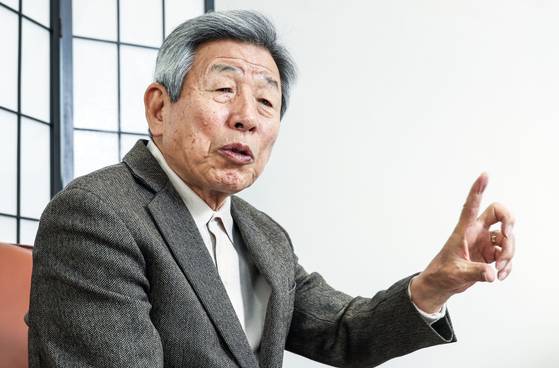 유인태 전 청와대 정무수석은 30일 오전 국회에서 중앙일보와 인터뷰하고 있다. 김성룡 기자