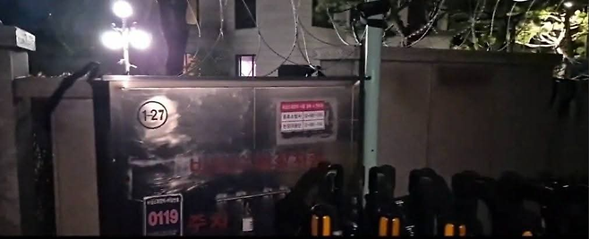 14일 새벽 서울 종로구 헌법재판소 담장에 윤형 철조망이 설치돼있다. X(엑스·옛 트위터) 갈무리