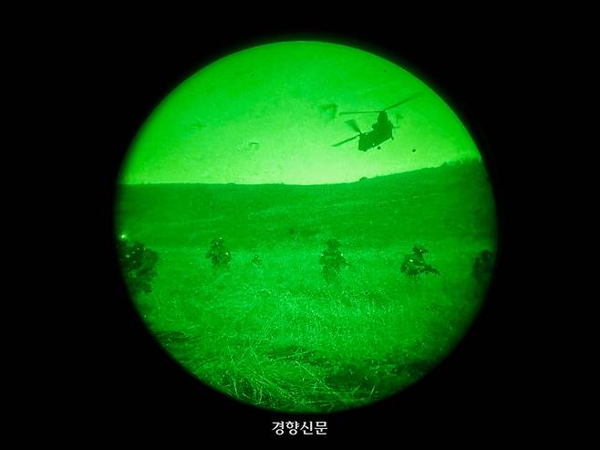 지난 13일 경기도 광주시 특수전학교에서 실시된 특수타격훈련에 참가한  특수임무대원들이 목표시설을 향해 기동하고 있다. 육군 제공