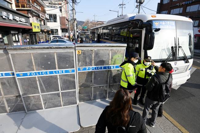 안국역 일대에 차단벽 윤석열 대통령 탄핵심판 선고가 초읽기에 들어간 가운데 14일 서울 종로구 헌법재판소 인근 안국역 일대에 차단벽이 세워지고 경찰들이 출입을 통제하며 경비를 서고 있다.  윤성호 기자