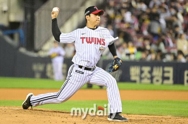 2024년 4월 26일 오후 서울 잠실야구장에서 '2024 신한 SOL Bank KBO리그' KIA 타이거즈와 키움 히어로즈의 경기가 열렸다. LG 우강훈이 6회초 구원등판해 역투하고 있다./마이데일리