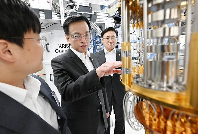 최상목(가운데) 대통령 권한대행과 유상임(오른쪽) 과학기술정보통신부 장관이 양자컴퓨터를 살펴보고 있다.[KRISS 제공]