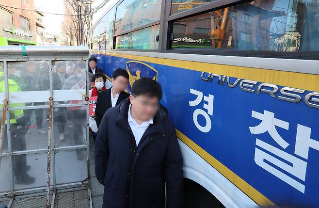 14일 서울 종로구 헌법재판소 정문 인근에 경찰 차단벽이 설치돼 있다. <연합>
