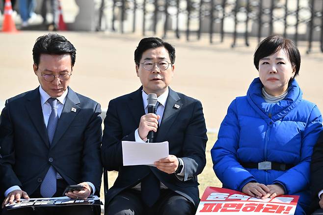 박찬대(가운데) 더불어민주당 원내대표가 14일 오전 서울 종로구 광화문 앞에서 열린 최고위원회의에 참석해 발언하고 있다.  임세준 기자