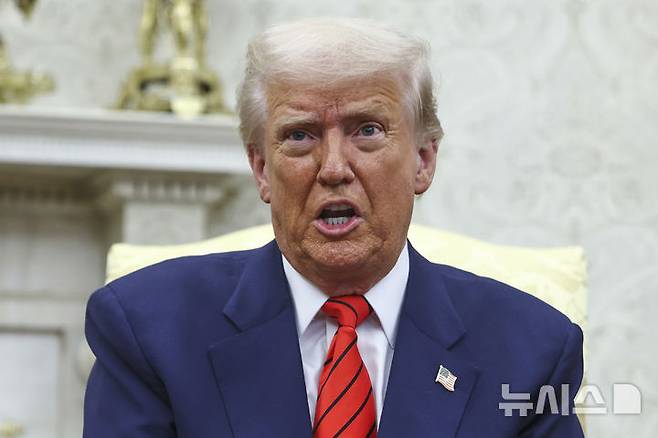 [워싱턴=AP/뉴시스]도널드 트럼프 미국 대통령이 3월 13일 백악관 집무실에서 마르크 뤼터 북대서양조약기구(NATO·나토) 사무총장과 회담에 앞서 취재진 질문에 답하고 있다. 2025.03.14.