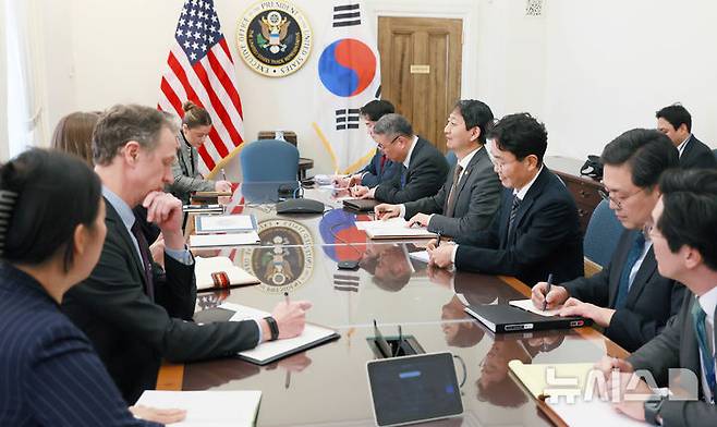 [세종=뉴시스]안덕근 산업통상자원부 장관은 지난달 28일 (현지시간) 미국 워싱턴 D.C. USTR 회의실에서 제이미슨 그리어(Jamieson Greer) 미국 무역대표부(USTR) 대표와 면담을 갖고, 관세 조치에 대한 우리 입장을 전달하고 양국 간 협력 강화방안은 협의했다.(사진=산업부 제공)