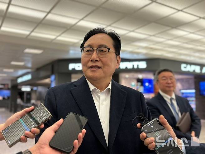 [워싱턴=뉴시스]이윤희 특파원 = 정인교 산업통상자원부 통상교섭본부장이 도널드 트럼프 행정부와 관세 협상을 위해 13일(현지 시간) 미국 워싱턴DC 인근 덜레스국제공항으로 입국하며 특파원들과 만나 질문에 답하고 있다. 2025.03.14.