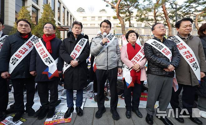 [서울=뉴시스] 김진아 기자 = 윤상현 국민의힘 의원이 14일 서울 종로구 헌법재판소 앞에서 열린 '국민의힘 기독인회 의원-한국사 강사 전한길, 탄핵 각하 길' 걷기 기자회견에서 발언하고 있다. 2025.03.14. bluesoda@newsis.com
